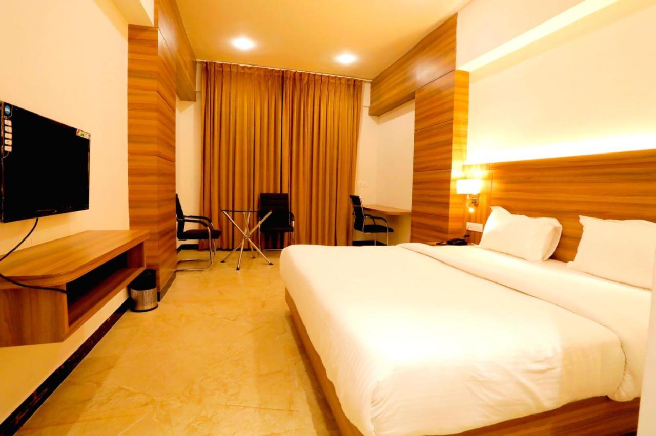 Hotel Palm Pacific Kota  Exterior photo